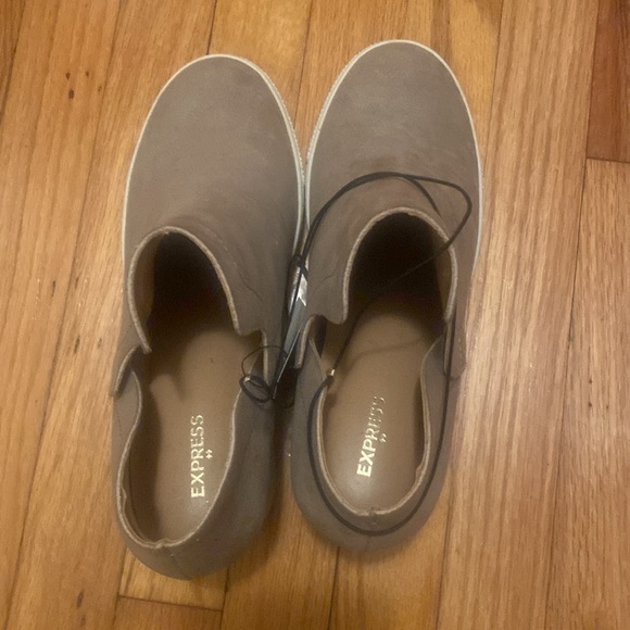 EXPRESS WEDGE SNEAKER SIZE 7 NEVER WORN - Picture 3 of 5